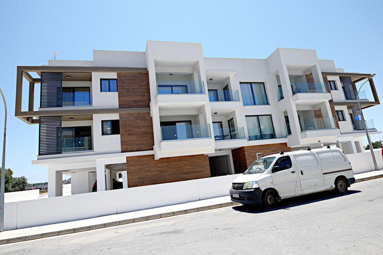 Golden Tree Apartment Paralimni Exterior photo