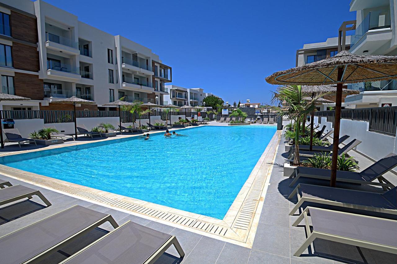 Golden Tree Apartment Paralimni Exterior photo